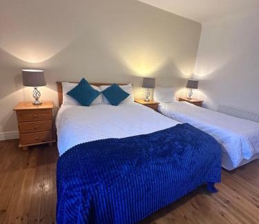 Malin Apartamento | A Cosy & Spacious Retreat with High Ceilings- Glen Cottage