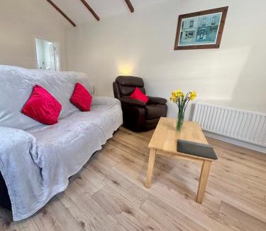 Malin Apartamento | A Cosy & Spacious Retreat with High Ceilings- Glen Cottage