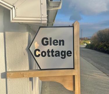 Malin Apartamento | A Cosy & Spacious Retreat with High Ceilings- Glen Cottage