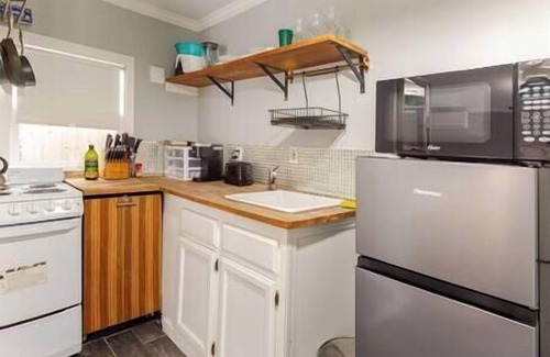 North Oak Park Cabaña | A+ Cottage- Walk to UC Davis Med Center and Shriners King Bd