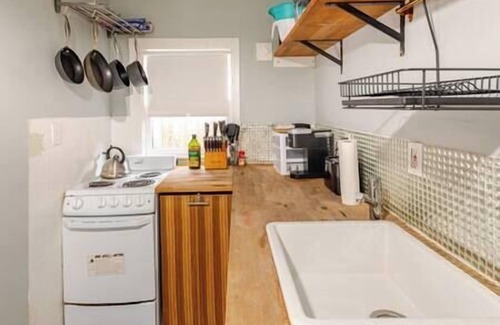 North Oak Park Cabaña | A+ Cottage- Walk to UC Davis Med Center and Shriners King Bd