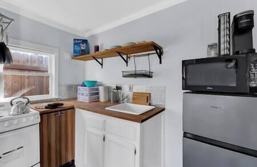 North Oak Park Cabaña | A+ Cottage- Walk to UC Davis Med Center and Shriners King Bd