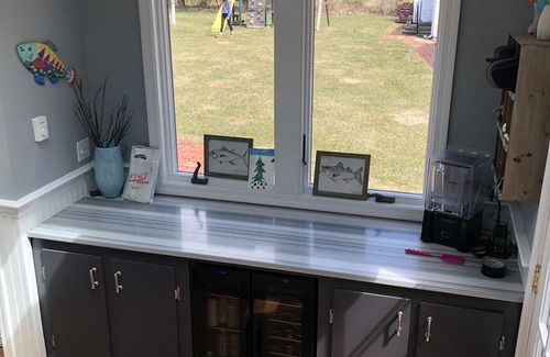 Cotuit Casa | Un escape de Cotuit ubicado en los pasos de la calle principal del parque de béisbol Kettleer