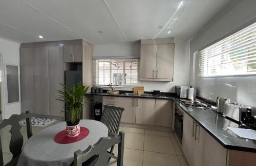 Greater Johannesburg Metropolitan Area Apartamento | A cozy cottage in Bryanston