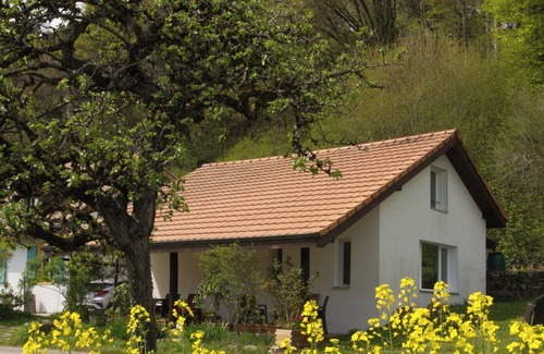 Montmollin Cabaña | A cozy cottage, suitably different, near medieval and modern Neuchâtel.