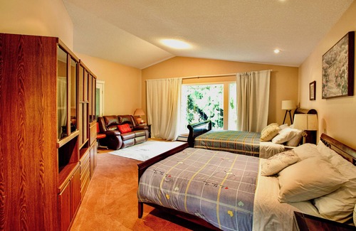 Regional District of Nanaimo Casa | A cozy forest retreat near the lake, perfect for families or groups.