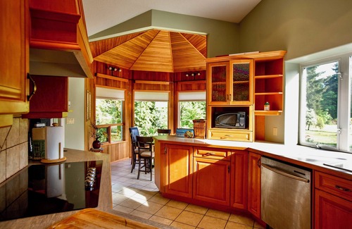 Regional District of Nanaimo Casa | A cozy forest retreat near the lake, perfect for families or groups.