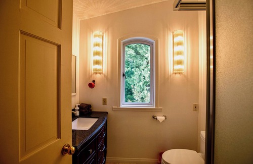 Regional District of Nanaimo Casa | A cozy forest retreat near the lake, perfect for families or groups.