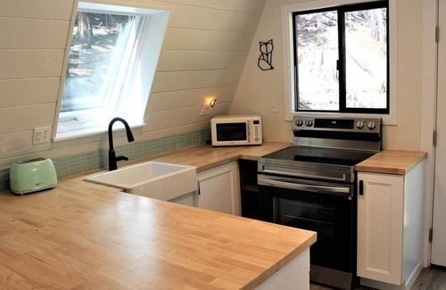 Cold Springs Cabina | A cozy hidden gem tucked in the mountain! Also available for a long term lease!!