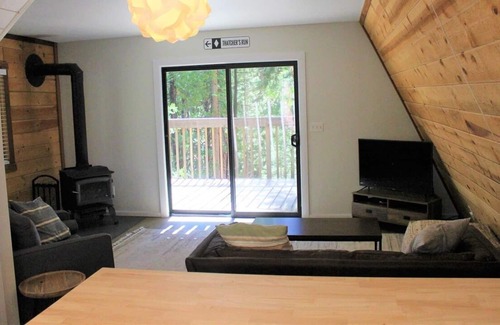 Cold Springs Cabina | A cozy hidden gem tucked in the mountain! Also available for a long term lease!!