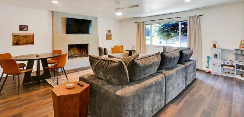 Yuba City Casa | A Cozy Home | Games | Dogs OK