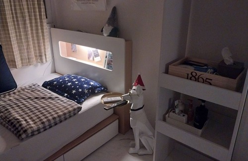 Bupyeong-dong Casa | A cozy place with a double bed with 65 inches TV. Free Netflix and Youtube