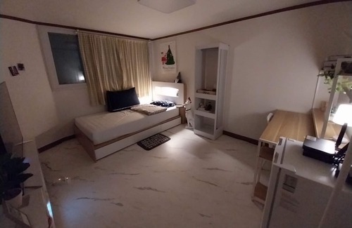 Bupyeong-dong Casa | A cozy place with a double bed with 65 inches TV. Free Netflix and Youtube