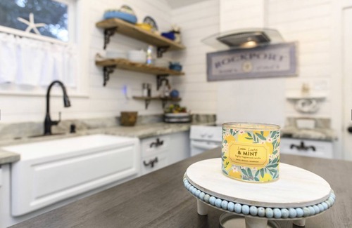 Rockport Cabaña | A cozy retreat blocks from Rockport beach fishing shopping art district & dining
