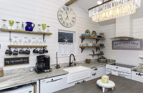Rockport Cabaña | A cozy retreat blocks from Rockport beach fishing shopping art district & dining