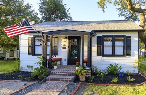 Rockport Cabaña | A cozy retreat blocks from Rockport beach fishing shopping art district & dining