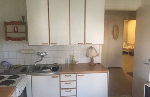 Lantinen District Apartamento | Una acogedora habitación en kannelmaki.