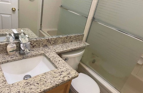 Vancouver South Apartamento | A cozy room with en-suite btrm
