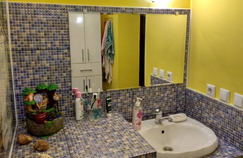 Nyasvizh Casa | Una acogedora habitación con lugares para dormir en una casa de huéspedes familiar.