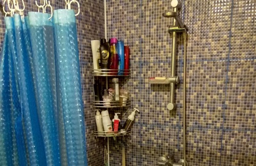 Nyasvizh Casa | Una acogedora habitación con lugares para dormir en una casa de huéspedes familiar.