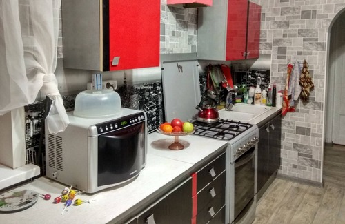 Nyasvizh Casa | Una acogedora habitación con lugares para dormir en una casa de huéspedes familiar.