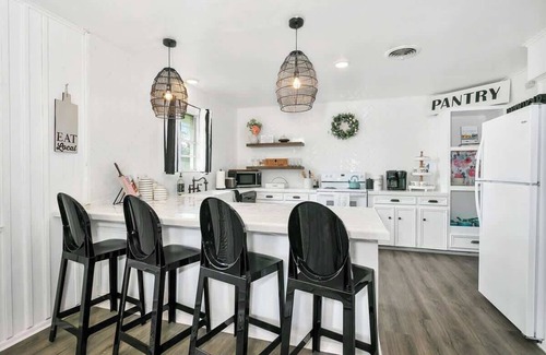 Fredericksburg Casa | A Crystal Place Hot Tub 1 Blk off Main St!