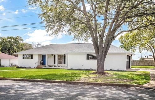 Fredericksburg Casa | A Crystal Place Hot Tub 1 Blk off Main St!