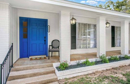 Fredericksburg Casa | A Crystal Place Hot Tub 1 Blk off Main St!