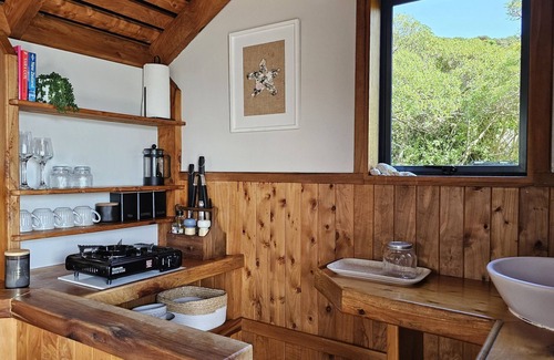 Nelson Region Cabina | A cute secluded hut with ocean views
