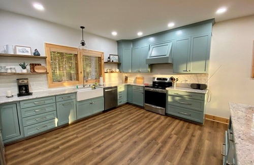 Fleetwood Casa | A Deer Haven-Upscale, Hot Tub, River Access, Views, Foosball, 2K Beds
