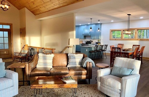 Fleetwood Casa | A Deer Haven-Upscale, Hot Tub, River Access, Views, Foosball, 2K Beds