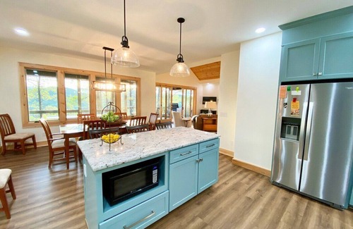 Fleetwood Casa | A Deer Haven-Upscale, Hot Tub, River Access, Views, Foosball, 2K Beds