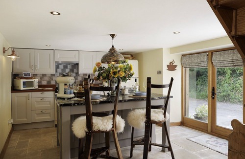 Chipping Norton Cabaña | A delightful dog friendly thatched holiday cottage - The Barn by the Ford