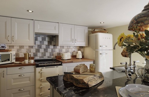 Chipping Norton Cabaña | A delightful dog friendly thatched holiday cottage - The Barn by the Ford