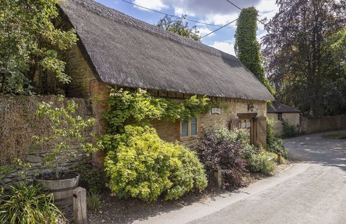 Chipping Norton Cabaña | A delightful dog friendly thatched holiday cottage - The Barn by the Ford