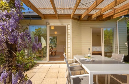 Mapua Cabaña | A delightful studio in idyllic Mapua Village, perfect from which to explore the Tasman region