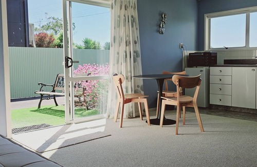 Tasman Casa | A delightful studio nestled in the very popular area of Kina Beach, and a few steps from the beach