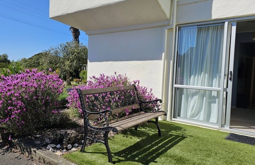Tasman Casa | A delightful studio nestled in the very popular area of Kina Beach, and a few steps from the beach