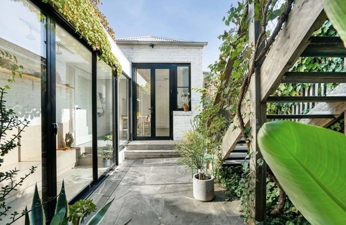 Fitzroy North Casa | A Designer Terrace House by Edinburgh Gardens