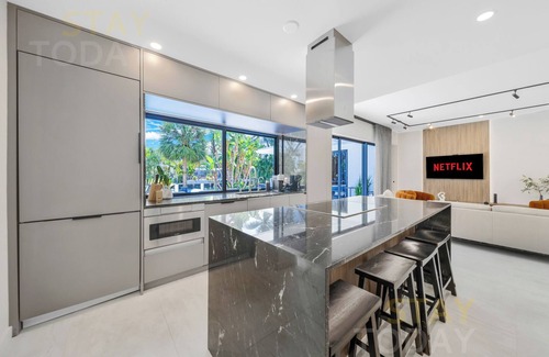Hallandale Beach Villa | ★★★★★ A Designers 5 Bedroom Home - Heated Pool/BBQ/ Boat Dock 55ft