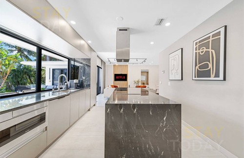 Hallandale Beach Villa | ★★★★★ A Designers 5 Bedroom Home - Heated Pool/BBQ/ Boat Dock 55ft