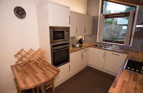 Barnsdale Casa | A detached timber lodge with Lake Views, Xmas Week.