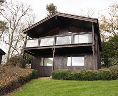 Barnsdale Casa | A detached timber lodge with Lake Views, Xmas Week.