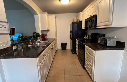 Tyler Apartamento | A Duplex "Emerald" nearby Hospitals, TJC, Nurses, Work Crews