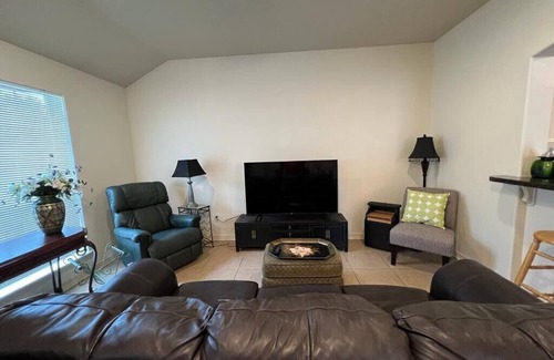 Tyler Apartamento | A Duplex "Emerald" nearby Hospitals, TJC, Nurses, Work Crews