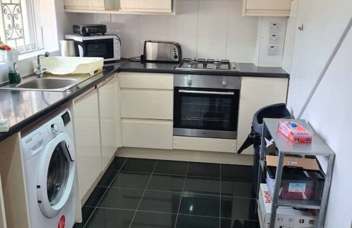 East Walworth Casa | A fabulous 4-bedroom house with 2parking space.