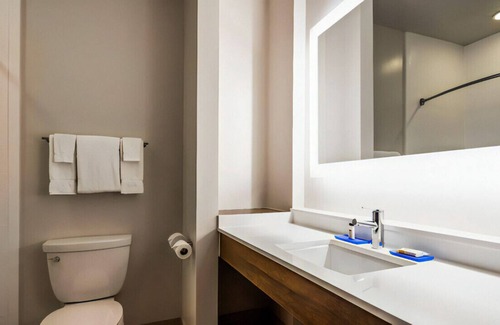Farmington Hills Casa | A Fabulous King Room for Business and Leisure