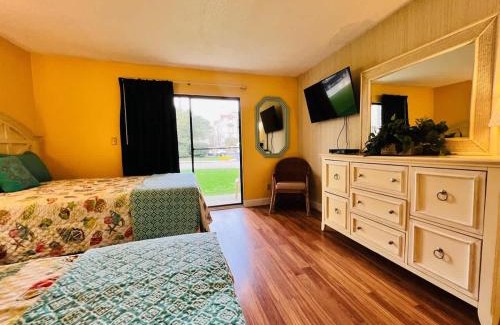 Myrtle Beach Casa | *A FAMILY RETREAT*Pool*Steps to the Beach*Approved Dogs*D18-9