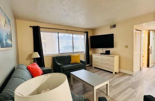 Myrtle Beach Casa | *A FAMILY RETREAT*Pool*Steps to the Beach*Approved Dogs*D18-9