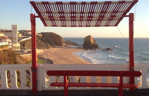 Praia de Santa Cruz Villa | A pocos metros de una playa magnífica para la práctica del surf.